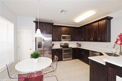 Light and Bright Kitchen w/ Eat-In Area