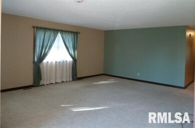 450 Southgate St, Lincoln, IL 62656 - photo 4