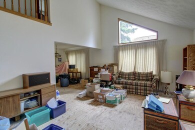 Living Room w/vaulted ceiling