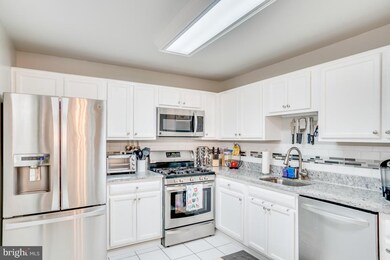 9284 Cardinal Forest Ln unit A, Lorton, VA 22079 - photo 6