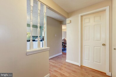 19121 Partridge Wood Dr, Germantown, MD 20874 - photo 2