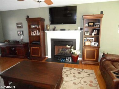 Den/Family/Great Room - Family room has gas firepl