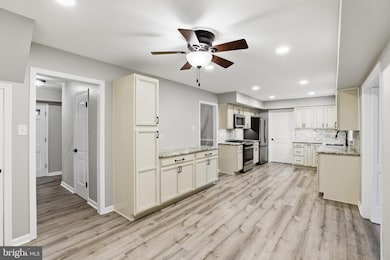 12804 Holiday Ln, Bowie, MD 20716 - photo 6