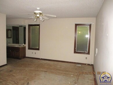 2419 SW Brookhaven Ln, Topeka, KS 66614 - photo 4