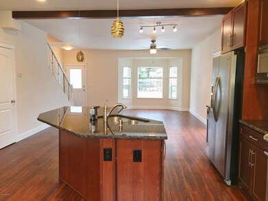 Open floor plan w/9ft ceilings