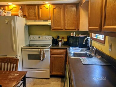 10574 SR 682 kitchen