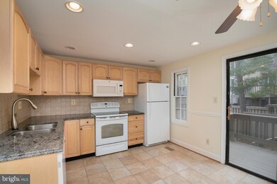 20590 Strath Haven Dr, Montgomery Village, MD 20886 - photo 5