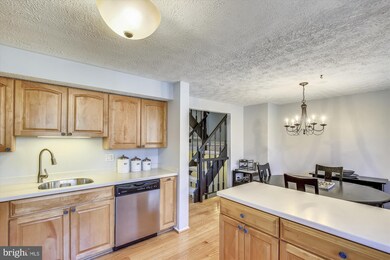 11518 Underoak Ct, Reston, VA 20191 - photo 6