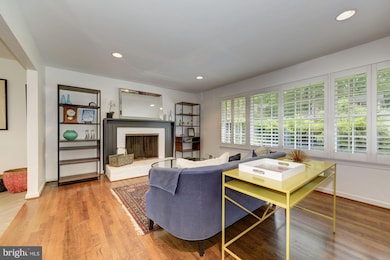 9117 Hamilton Dr, Fairfax, VA 22031 - photo 5