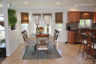 EAT-IN KITCHEN