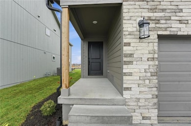 1312 SE Windbreak Dr, Lee's Summit, MO 64081 - photo 2