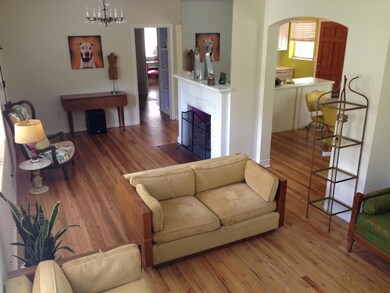 4432 Pinewood Ave - Living Room-Foyer