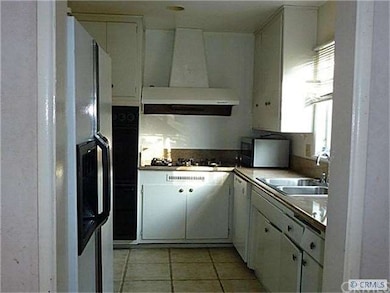 Family style kitchen w/5 gas cook top, double oven
