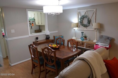 7.632WillowCreekDrDining