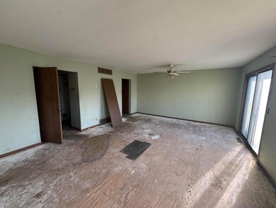 5742 Cambridge cir#5 liv rm angle 2