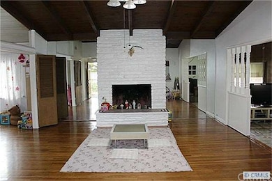 Living room (fireplace), Hardwood floors