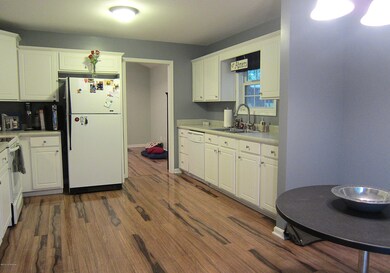 8806 Maple Rd, Louisville, KY 40229 - photo 3