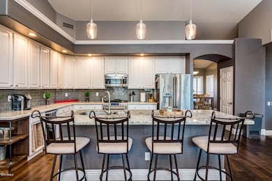 Kitchen and Breakfast Bar