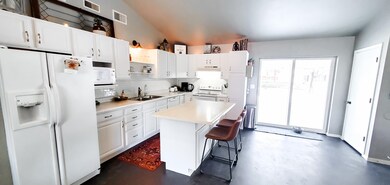 304 N Maple Ave, Graettinger, IA 51342 - photo 4