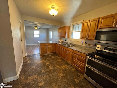 613 W Maple St, Centerville, IA 52544 - photo 5