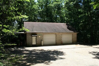 This 40' by 30' detached block garage shop offers 