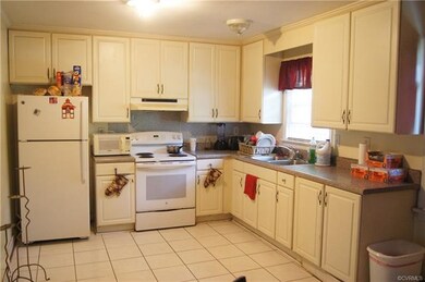 Large Eat-in Kitchen W/Lots of Nice Cabinets!