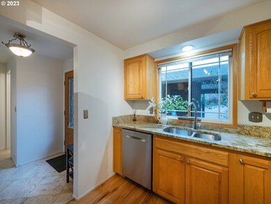 2279 Ridgeway Dr, Eugene, OR 97401 - photo 3