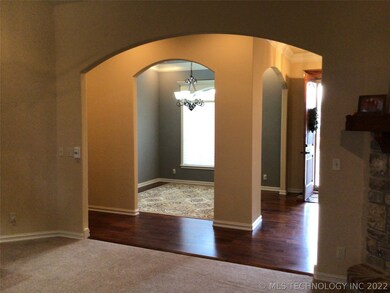 807 S Tallchief Ave, Skiatook, OK 74070 - photo 5