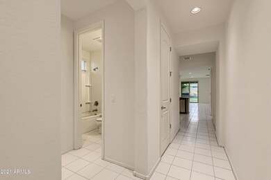 4-578979556-06 Foyer