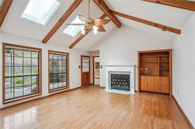 Large greatroom with plenty of light