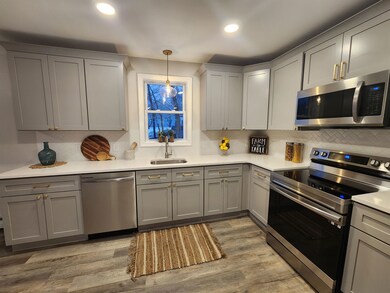 458 Arah St, Manchester, NH 03104 - photo 5