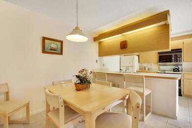 Dining area w/breakfast bar