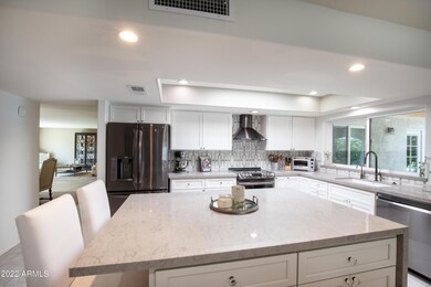 Kitchen - Island & Breakfast Bar