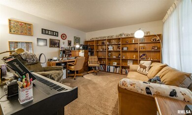 107 Crestwood Dr, Lincoln, IL 62656 - photo 5