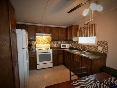 209 E Deer St, Mandan, ND 58554 - photo 2