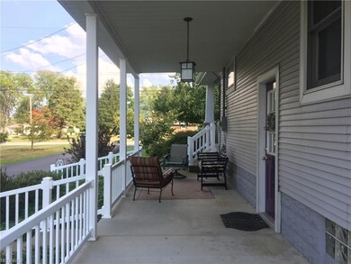 Relaxing side entry patio