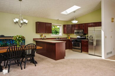 [photo 1956031] Dining RoomKitchen