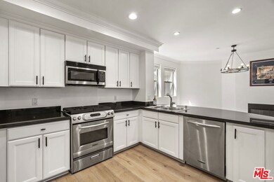 122 N Clark Dr unit 405, West Hollywood, CA 90048 - photo 6