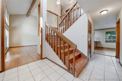 2-story entry showcases hardwood staircase with la