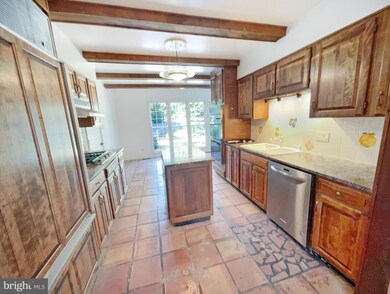 2502 Woodcutter Ct, Reston, VA 20191 - photo 4