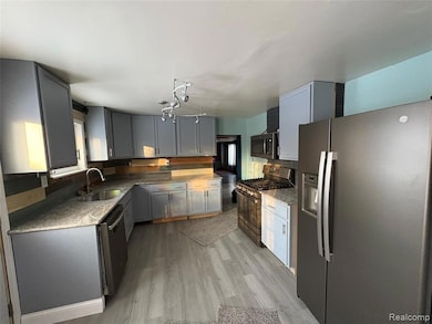 2374 Bradford Dr, Flint, MI 48507 - photo 3