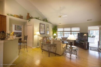 2livingroom2608SirThomasWayWilliamsburgV