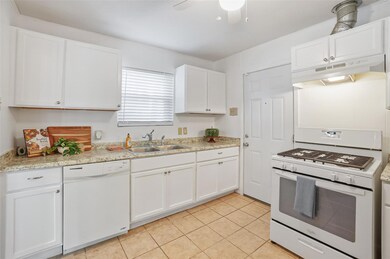 613 SW 3rd St, Grand Prairie, TX 75051 - photo 3