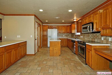 Center island and lots of counter and cabinet spac