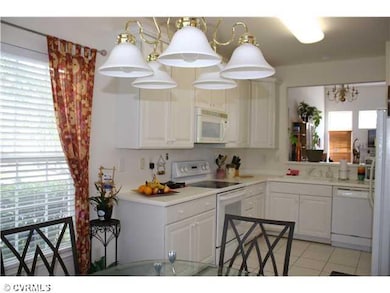 Kitchen - Lots of counter space and cabinet storag