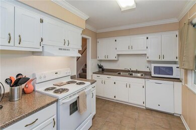 6828 Switzer Ln, Shawnee, KS 66203 - photo 7