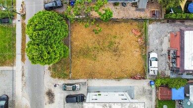 Lot with great proportion for development of 3 townhomes