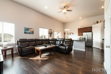 933 Calvert Dr-14