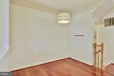 2564 Banshire Dr, Herndon, VA 20171 - photo 6