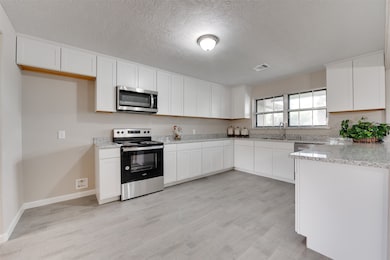 321 Wheeler Dr, Alvin, TX 77511 - photo 5